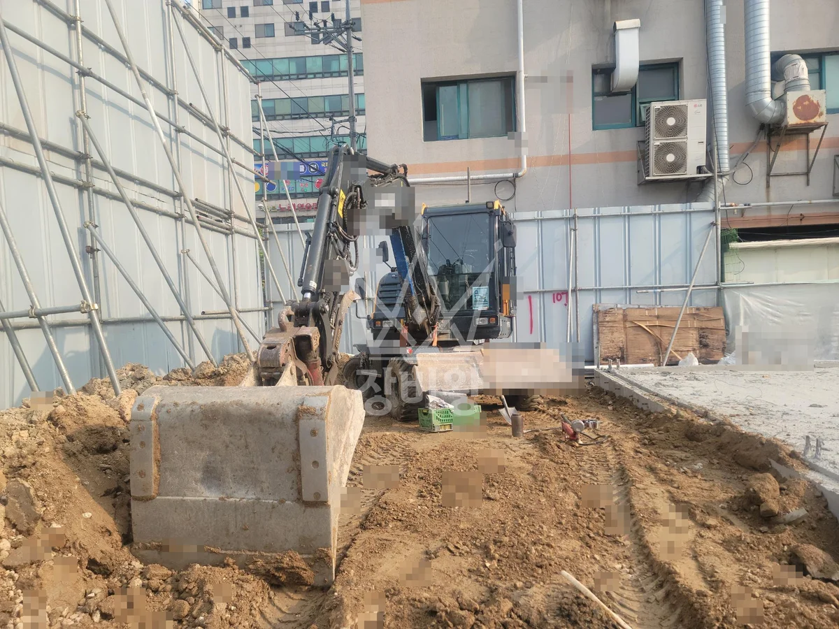 부산 동구 포크레인 도로 작업 현장