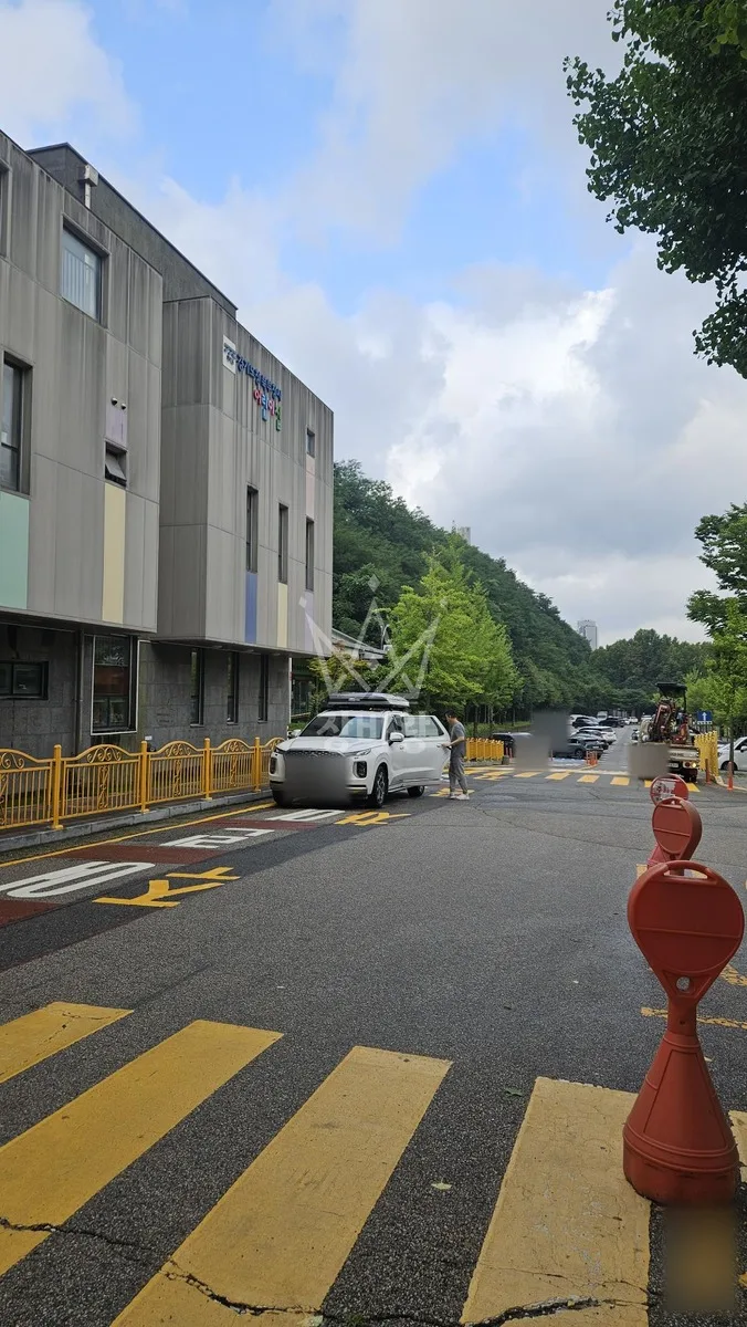 경기 과천시 포크레인 철거 작업 현장