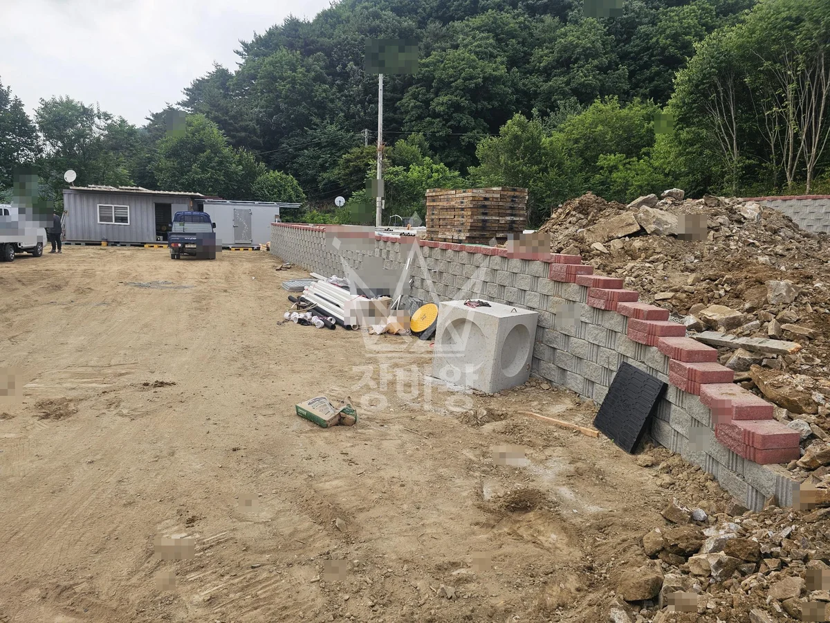 충북 청주시 포크레인 철거 작업 현장