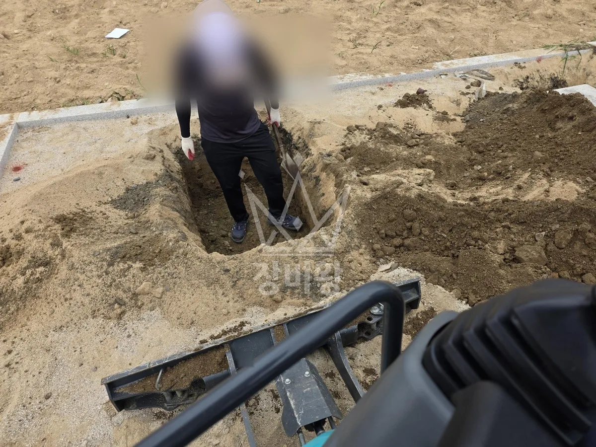 부산 금정구 서동 포크레인 기초 작업 현장