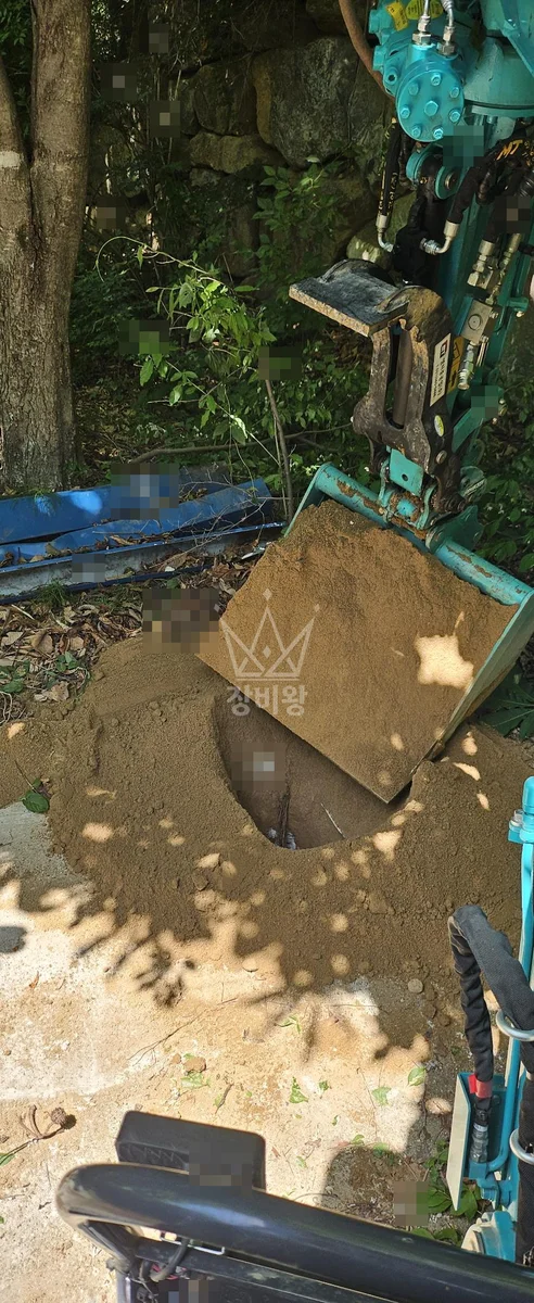 충북 음성군 포크레인 도로 작업 현장