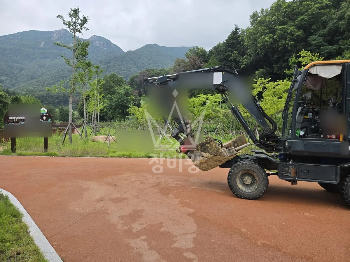 경남 고성군 포크레인 묘지 작업 현장