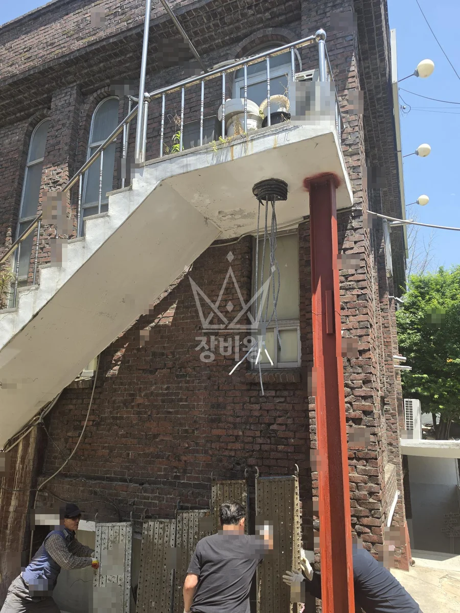 서울 서초구 포크레인 조경 작업 현장