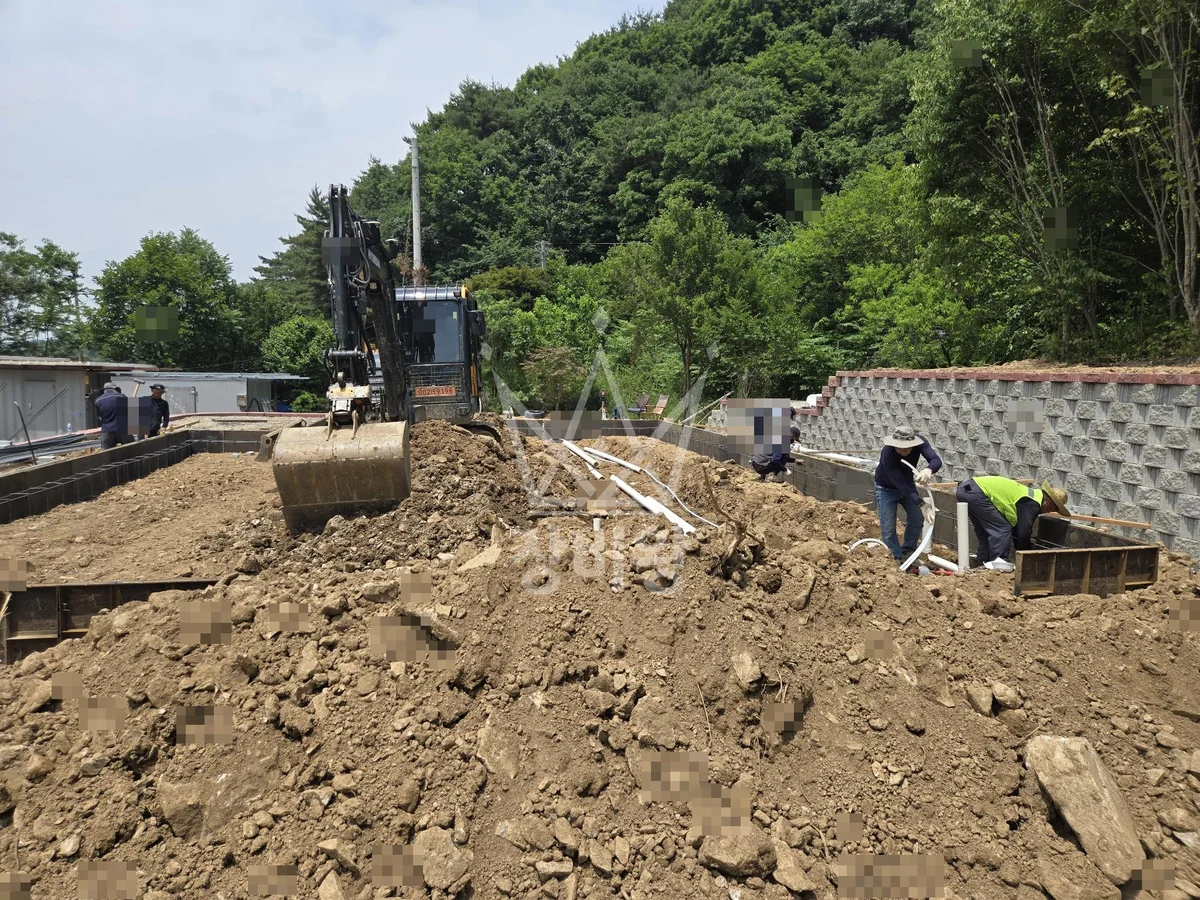 충북 청주시 포크레인 기초 작업 현장