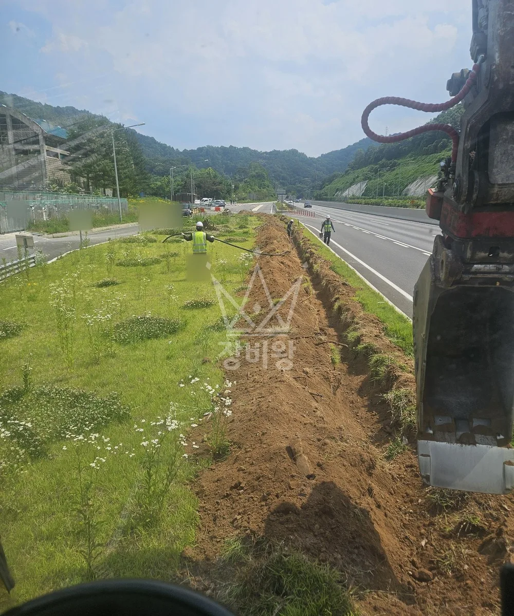 강원 속초시 포크레인 철거 작업 현장