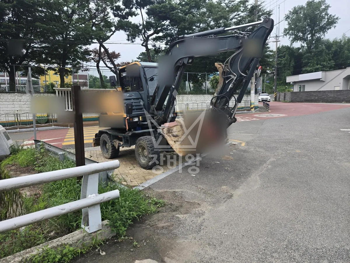 경남 포크레인 기초 작업 현장