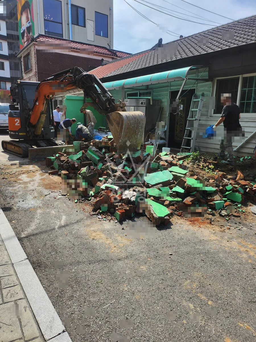 인천 포크레인 철거 작업 현장