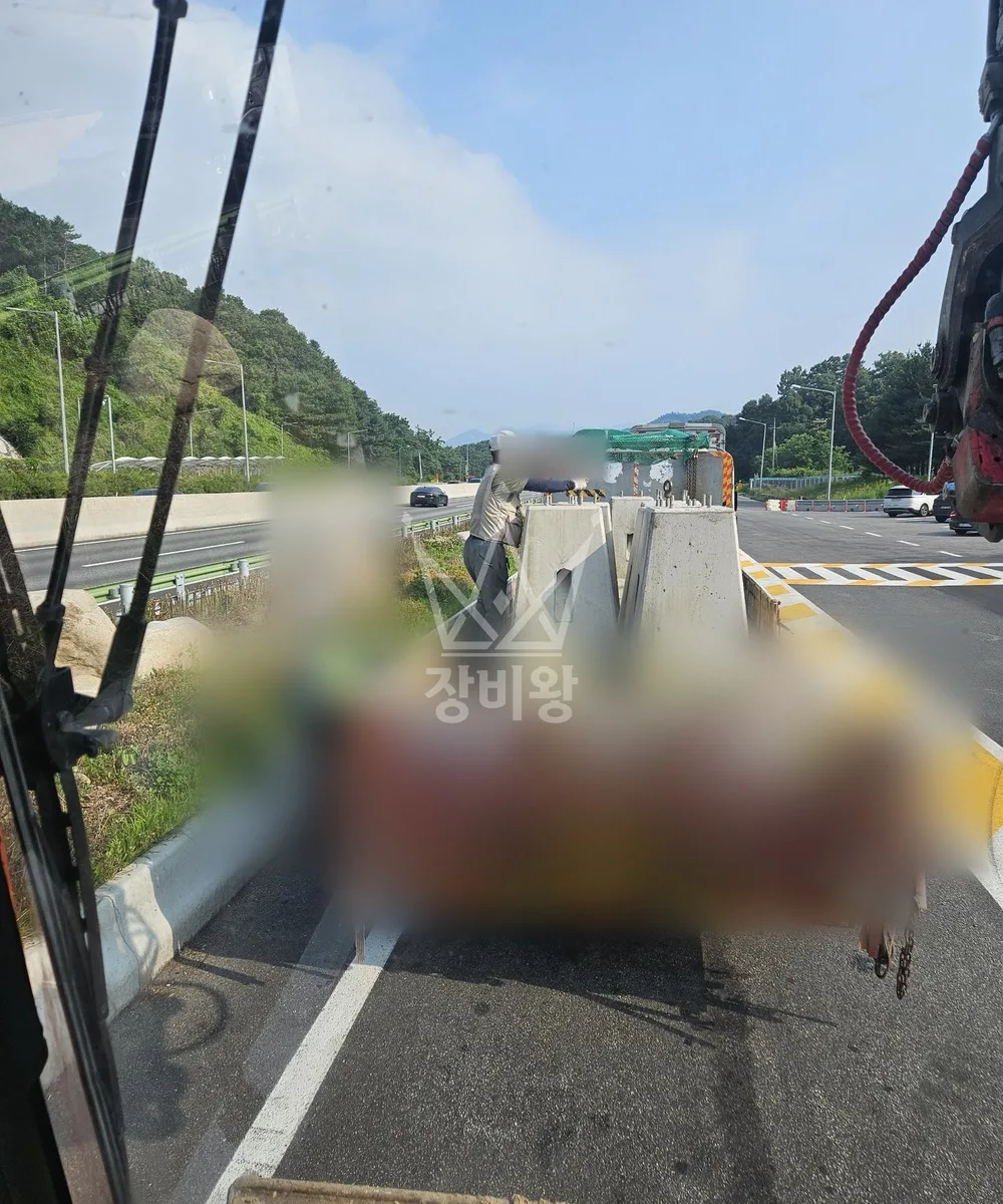 부산 북구 덕천동 포크레인 도로 작업 현장
