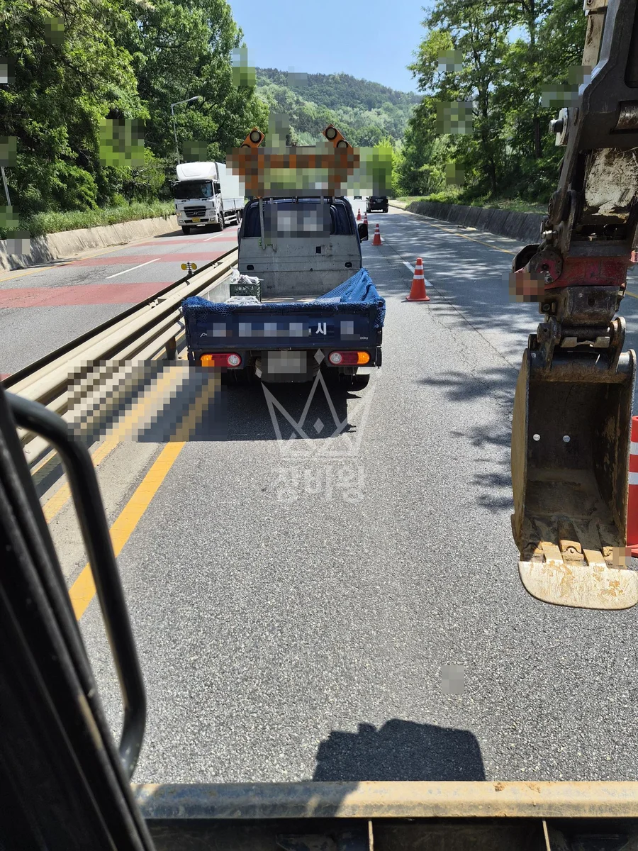 제주 서귀포시 상예동 포크레인 철거 작업 현장