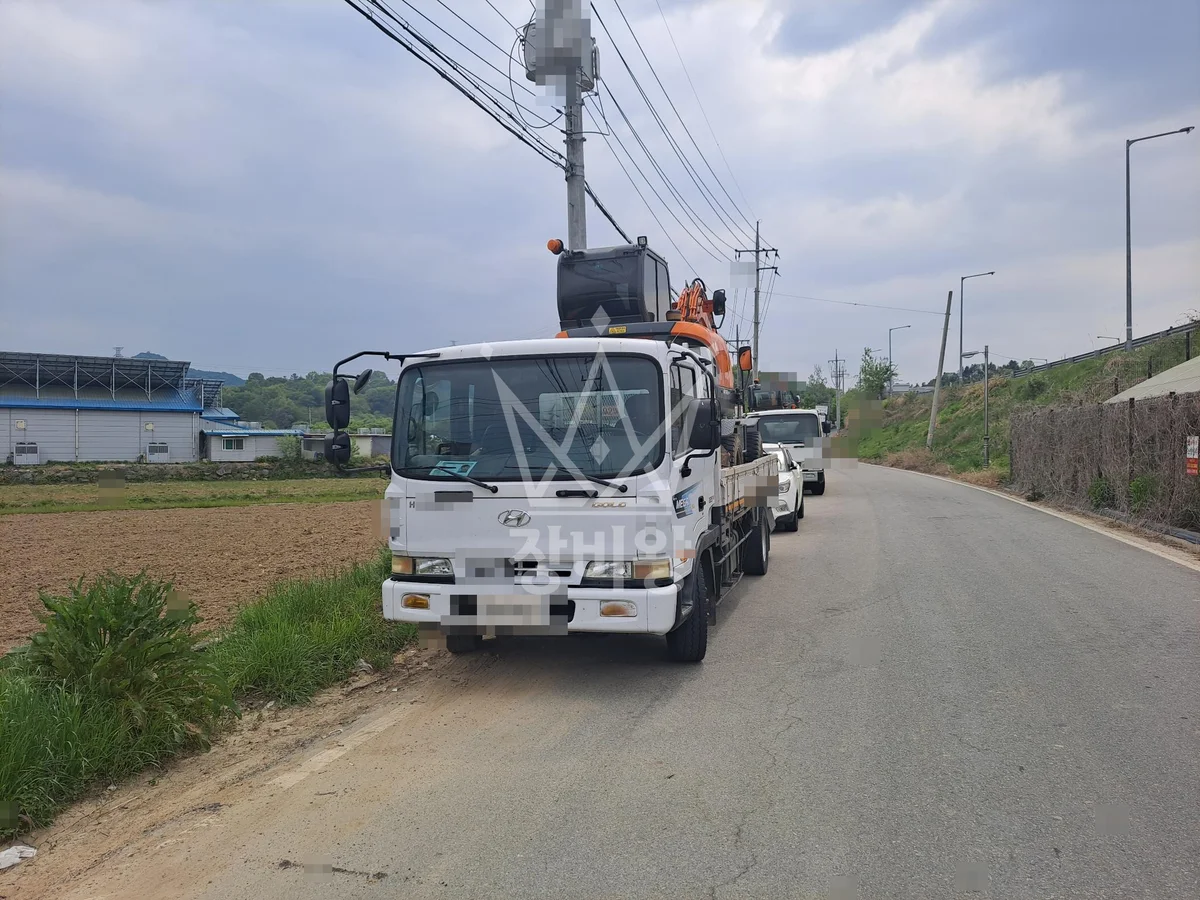 충남 아산시 포크레인 철거 작업 현장